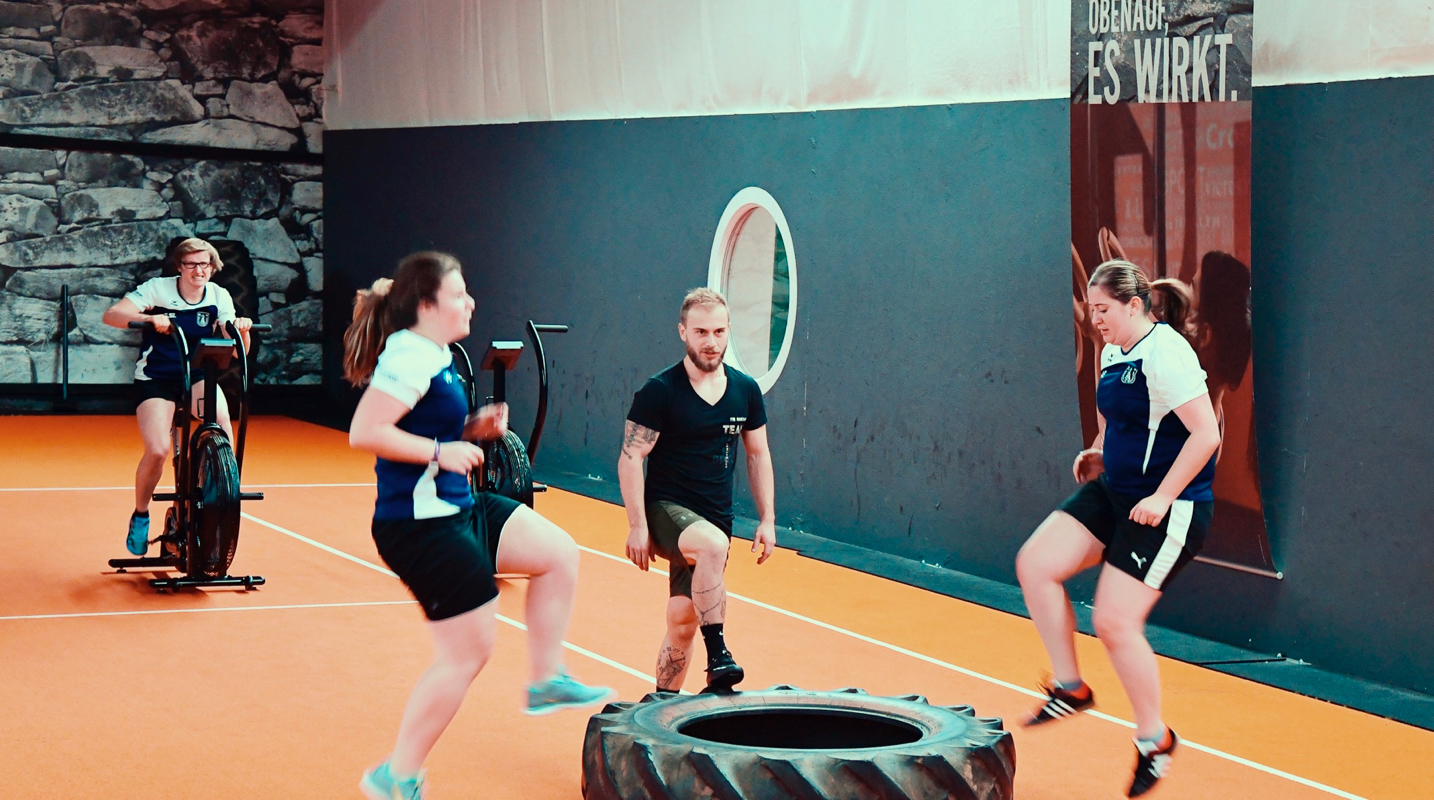 behind:the:scenes:it's:your:stage:start:play:repeat - SV Bavaria Waischenfeld die Frauenfußballmannschaft beim Cross Gym Trainin mit Bastian Lumpp in der Sportwelt Pegnitz